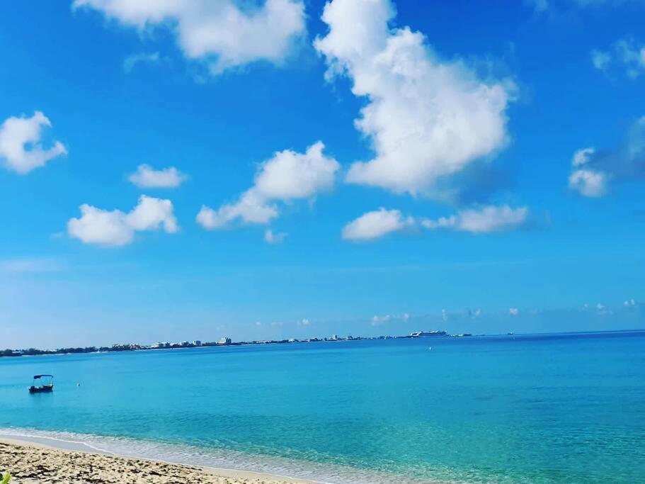 Luxury Ocean Front Seadreams 2 With 7 Mile Beach Views West Bay Exterior foto